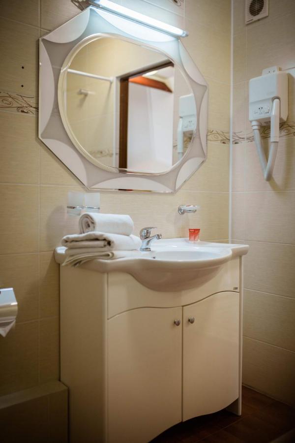 Vila Muntenia Hotel Chişinău Esterno foto